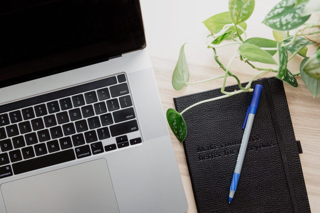 Les outils incontournables pour une assistante administrative et commerciale&nbsp;indépendante